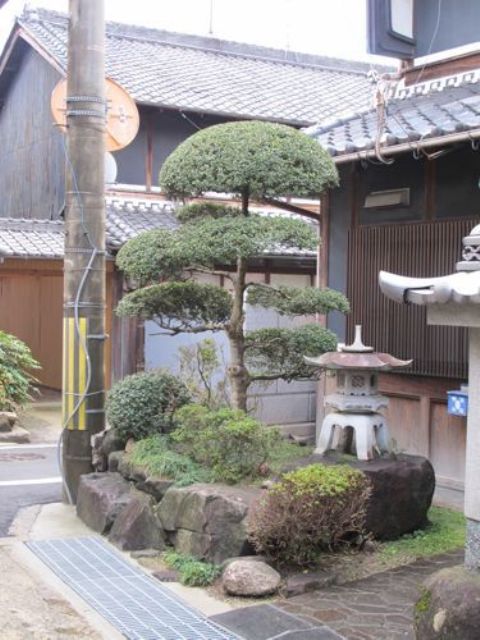 18 Relaxing Japanese-Inspired Front Yard Décor Ideas - DigsDi