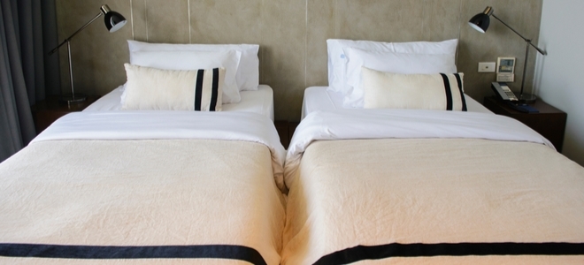 How to Convert Twin Beds into a King Size Bed | DoItYourself.c