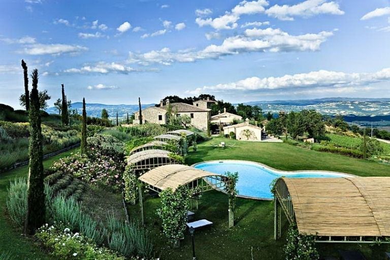 Love, love, LOVE this Italian home in the country! | Italian villa .