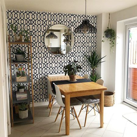 12 Amazing Dining Rooms With Wallpap