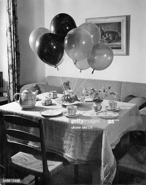 Coffee table with ring-shaped cake and balloons - Photographer .