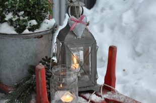 40 Comfy Rustic Outdoor Christmas Décor Ideas - DigsDi