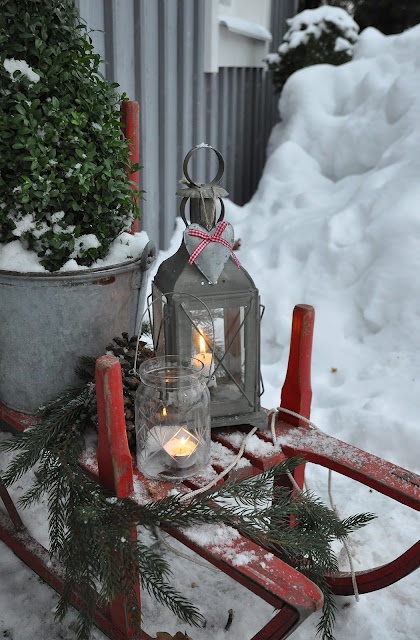 40 Comfy Rustic Outdoor Christmas Décor Ideas - DigsDi