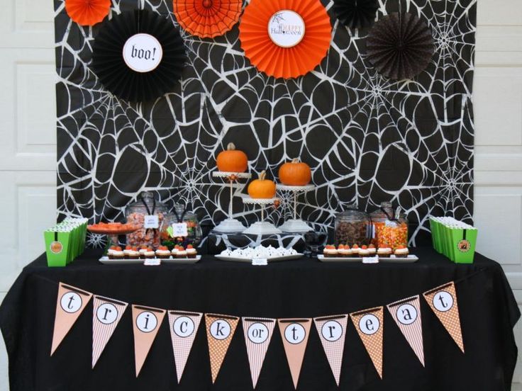 Cute pumpkin centerpieces for Kids Halloween party table .