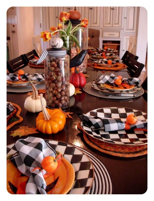 Cute Halloween dinner table decor | Halloween table decorations .
