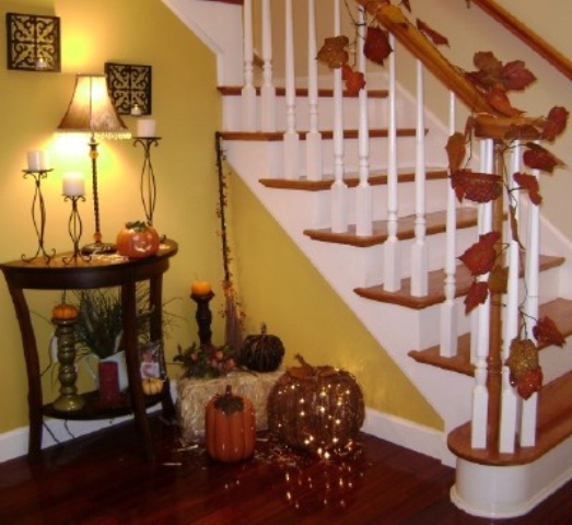 35 Cozy Fall Staircase Décor Ideas - DigsDi