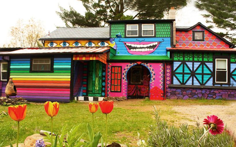 artist turns her new york home into a psychedelic retreat | Facade .