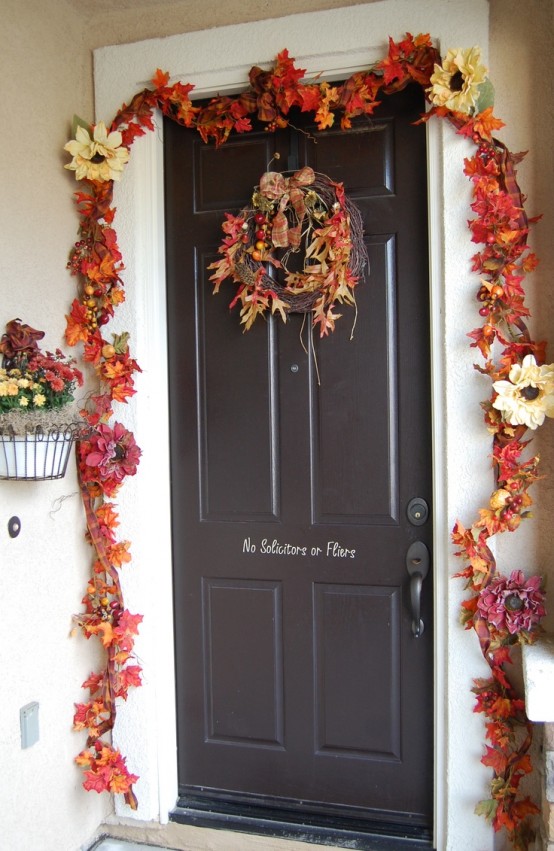 67 Cute And Inviting Fall Front Door Décor Ideas - DigsDi