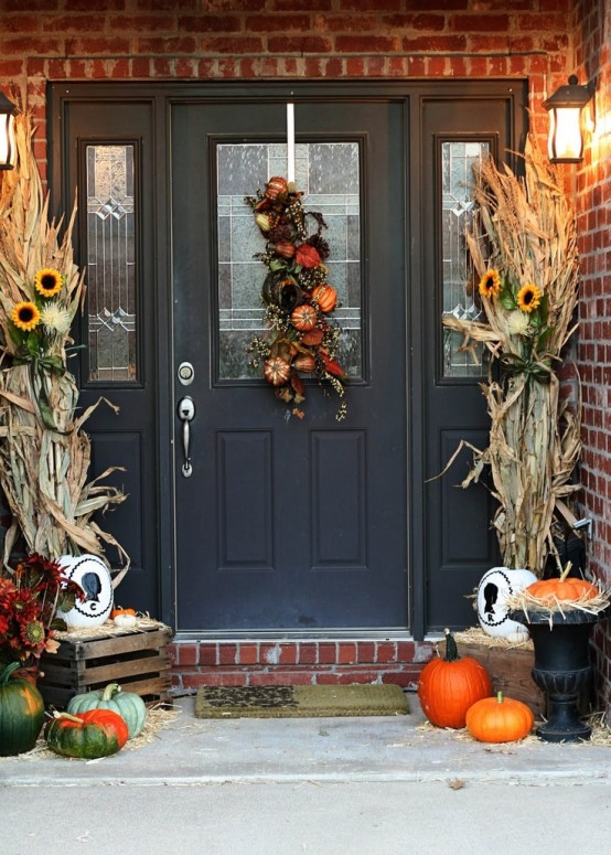 67 Cute And Inviting Fall Front Door Décor Ideas - DigsDi