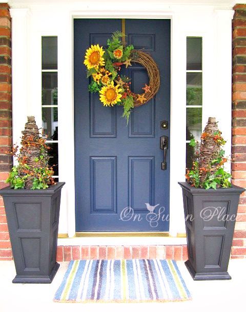 47 Cute And Inviting Fall Front Door Décor Ideas | DigsDigs .