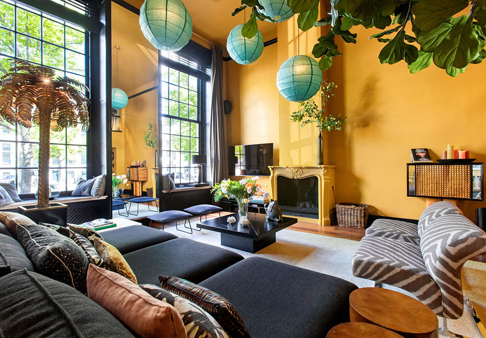 Apartment with yellow walls, sauna and canal view in Amsterdam .