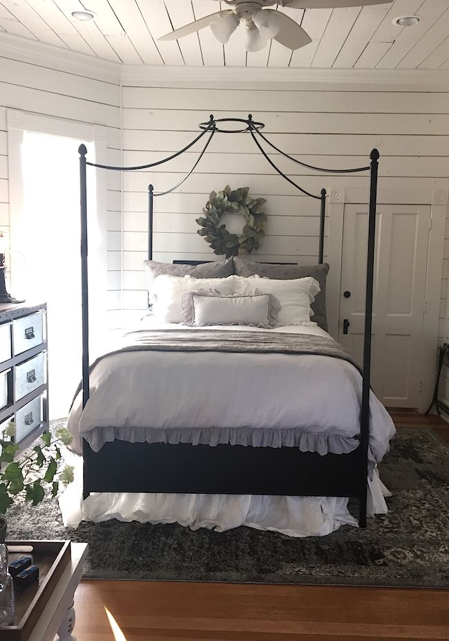 Black and White Farmhouse Bedroom Inspiration | Farmhouse bedroom .