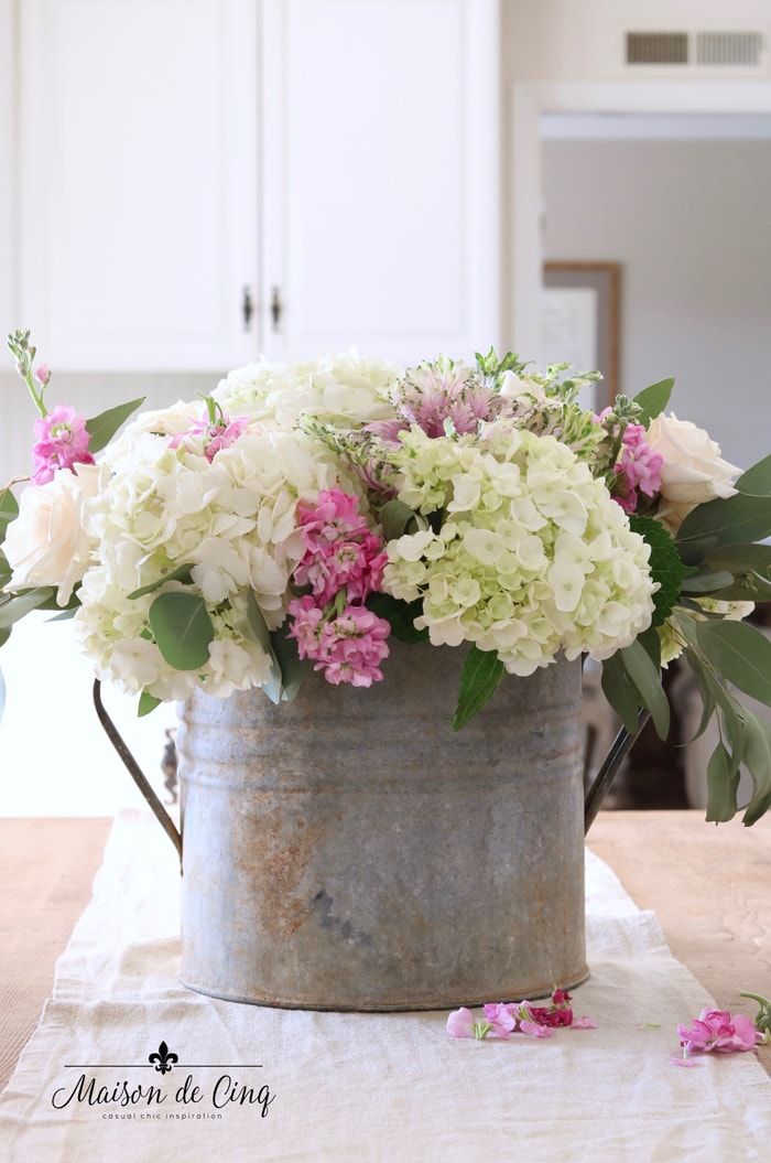 Simple Spring Styling - Flowers & Vignettes in the Kitchen in 2020 .