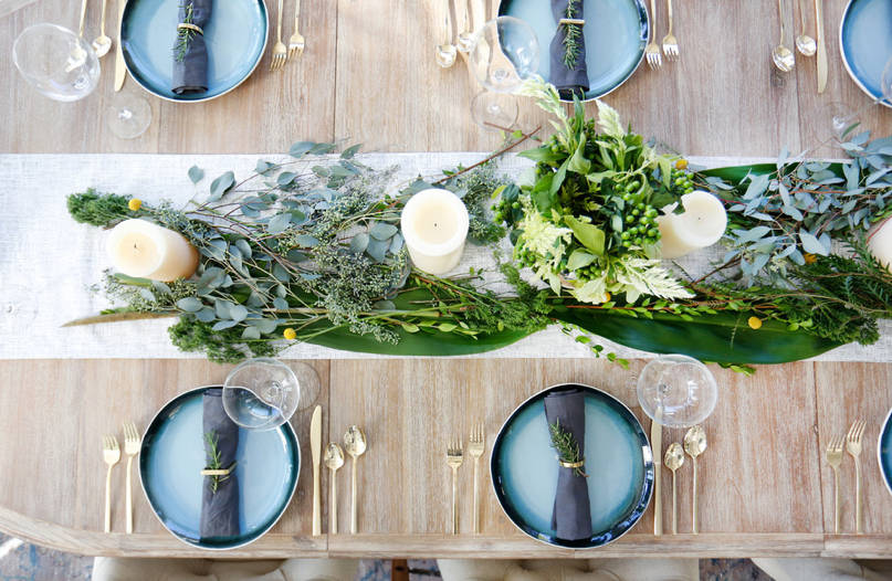 8 Thanksgiving Table Decorating Ideas for a Modern, Festive .