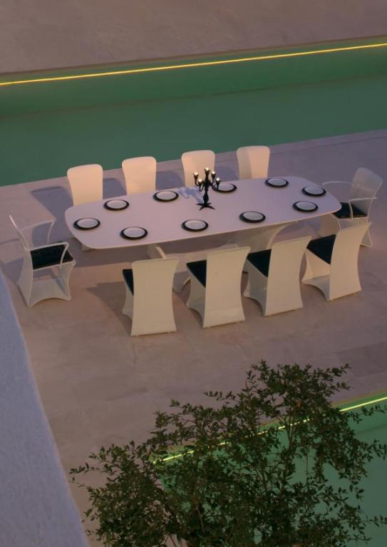 Futuristic Garden Furniture With Ferrari-Style Lounge Chair - DigsDi