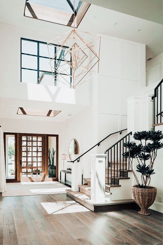Beautiful light-flooded house with high ceilings, large windows .