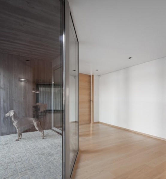Gorgeous Minimalist House With A Light Interior - DigsDi