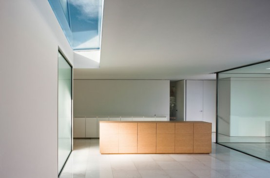 House Designed To Maximize The Feeling Of Spaciousness - DigsDi