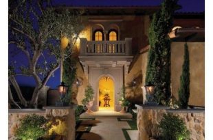 Italian-style Waterfront Villa In California Rich and Beautiful .