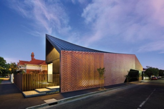 Mid-Century Modern Residence With A Perforated Brick Wall - DigsDi