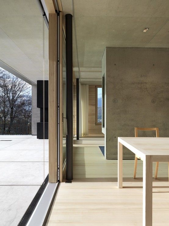 Casa Minimalista de concreto con madera suave en el interior .