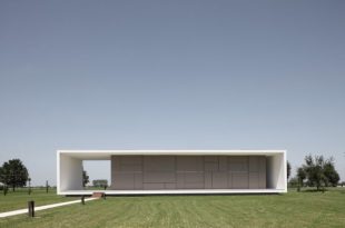 Minimalist Italian House On a Flat Open Space - DigsDi