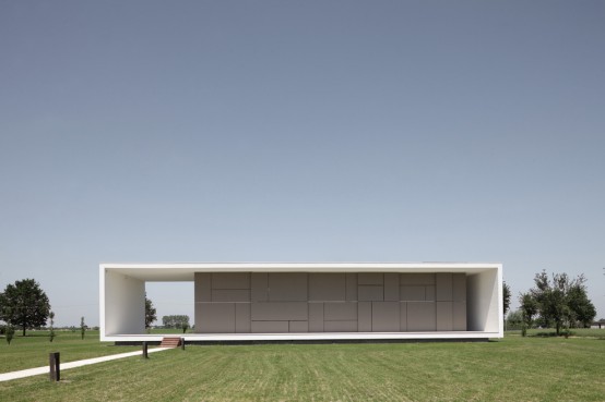 Minimalist Italian House On A Flat Open Space