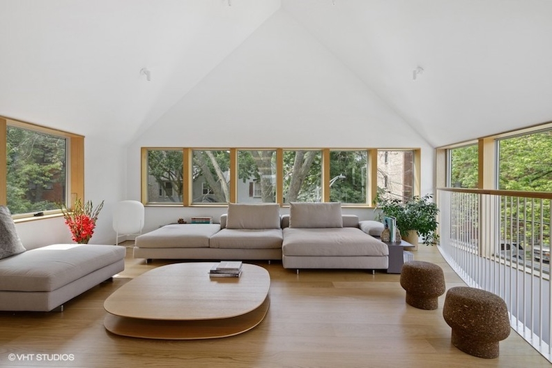 Kwong Von Glinow architects list modern Edgewater home in Chica