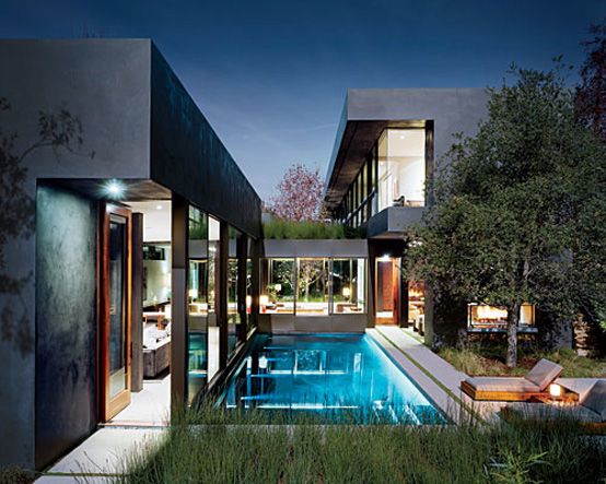 Modern House Connected to Outdoors With Floor to Ceiling Glazing .