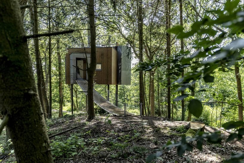sigurd larsen builds nine wooden cabins for treetop hotel løvtag .
