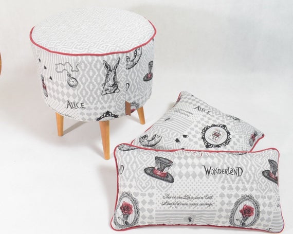 SET Alice in wonderland pouf and two decorative pillows black | Et