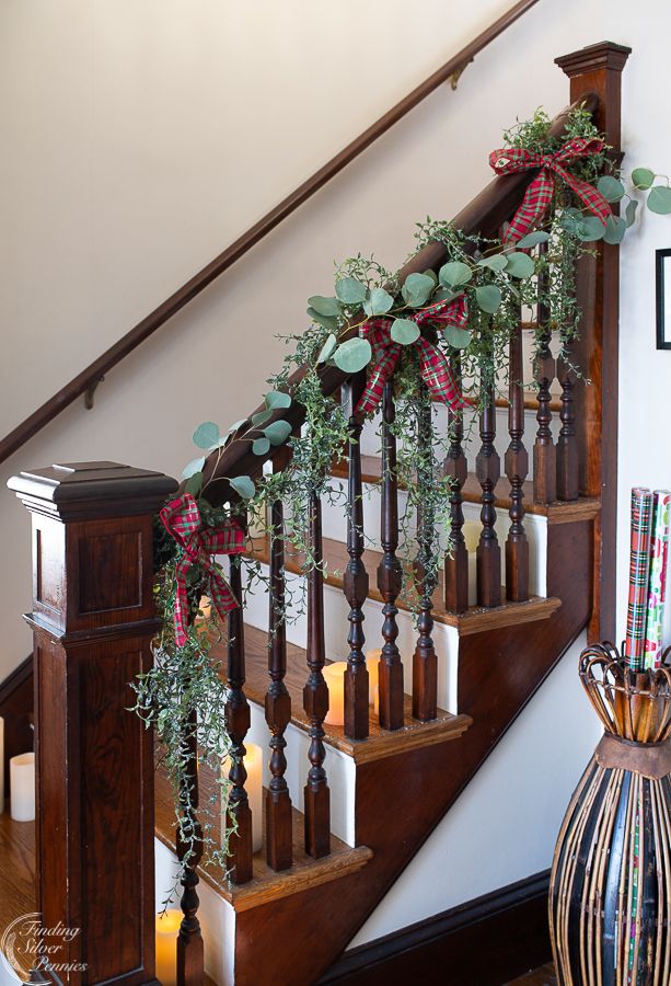 Christmas Staircase | Christmas staircase, Simple christmas decor .
