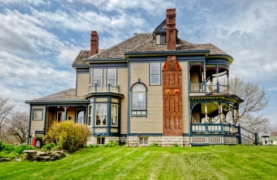 Pretty 114-Years-Old Victorian House - DigsDi