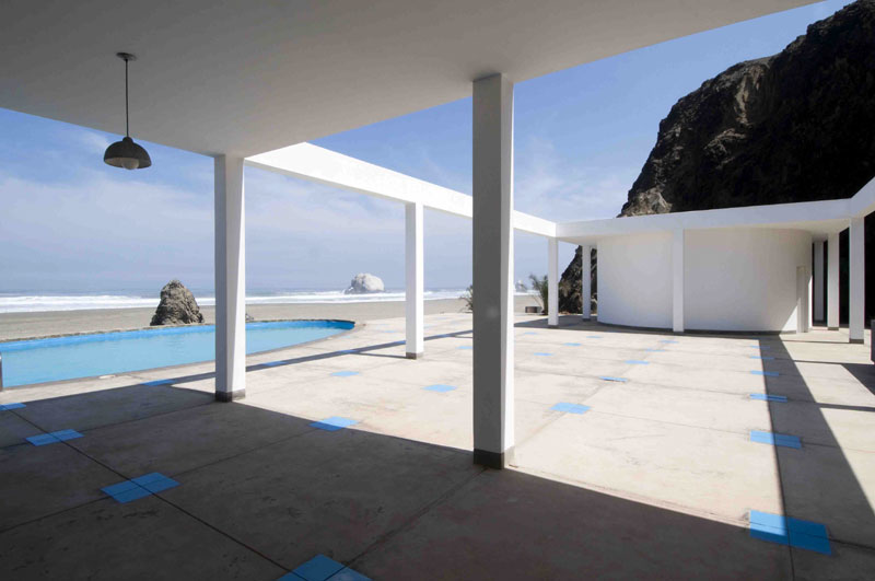 Pure White Minimalist House Located on a Deserted Beach | feril