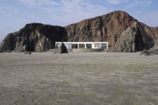 Pure White Minimalist House Located on a Deserted Beach - DigsDi