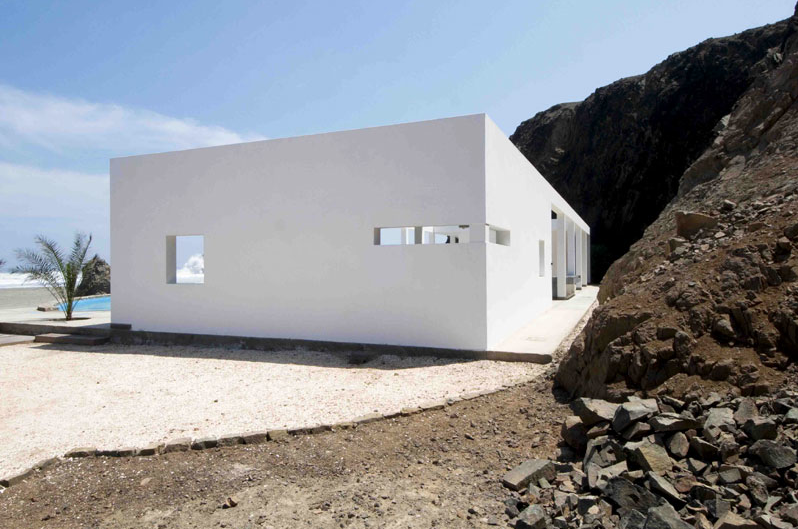Pure White Minimalist House Located on a Deserted Beach | feril