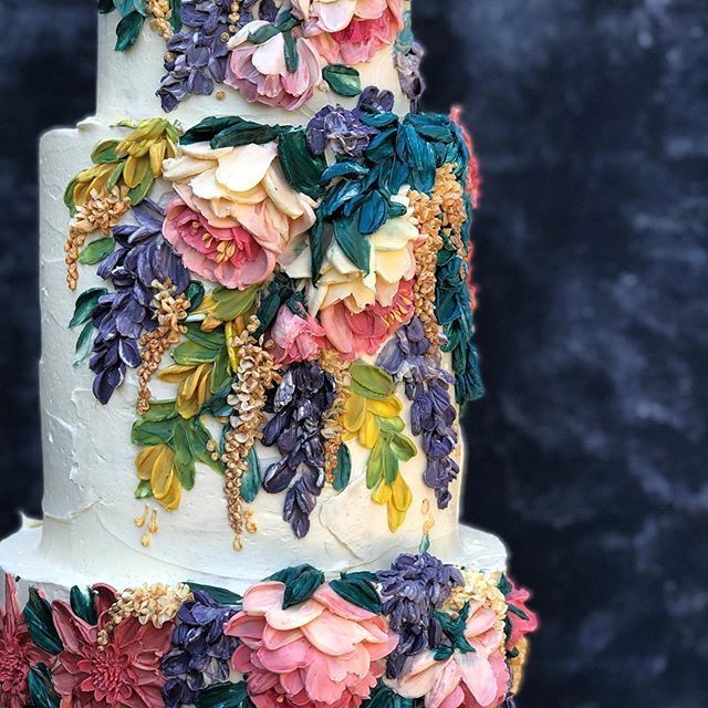 Such a stunning hand piped flower cake. These flowers look so real .