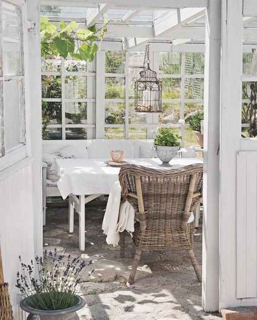 25 Stunning White Sunroom Ideas | Home, House design, Vintage hou