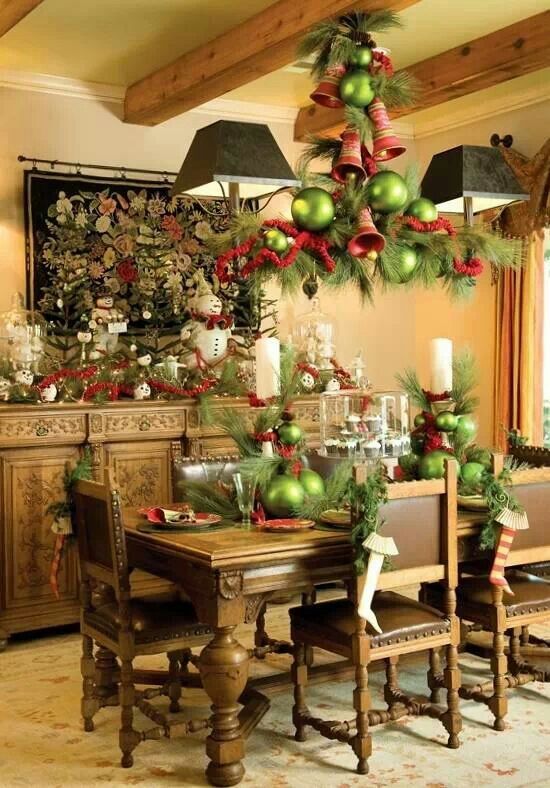 37 Stunning Christmas Dining Room Décor Ideas - DigsDi