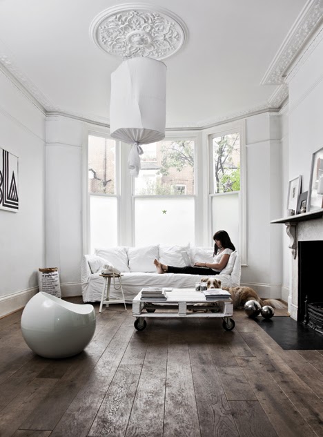 Stylish Black And White Home With Vintage And Natural Touches .