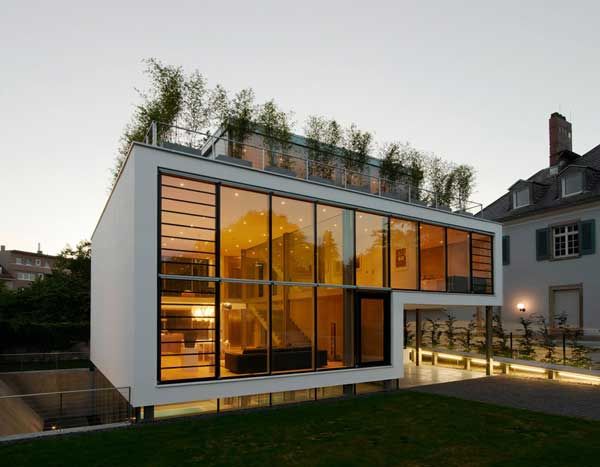 Modern House with Glass Walls and Rooftop Terrace, House R Design .