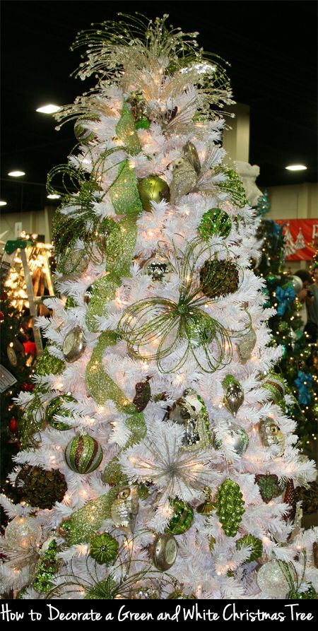 How to Decorate a Green and White Christmas Tree | White christmas .