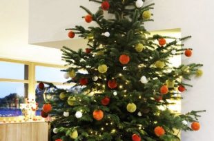 30 Traditional And Unusual Christmas Tree Décor Ideas - DigsDi