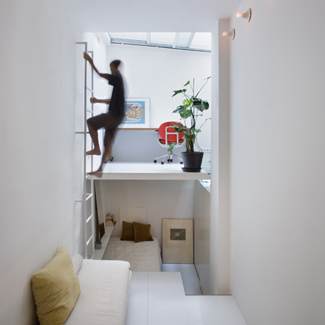 Tiny Madrid apartment with rooms connected by a ladder | interio