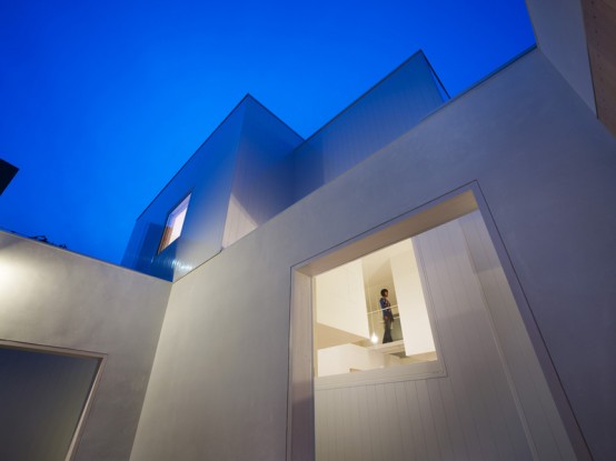 Ultra Minimalist House Made Of Boxes in Japan - DigsDi