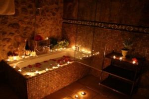 24 Valentine's Day Bathroom Décor Ideas - DigsDi