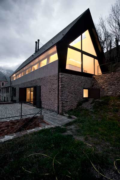 Vernacular Dry Stone House at The Pyrenees - DigsDi