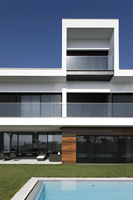 White Concrete Three-Storey House – ARCHGEN.C