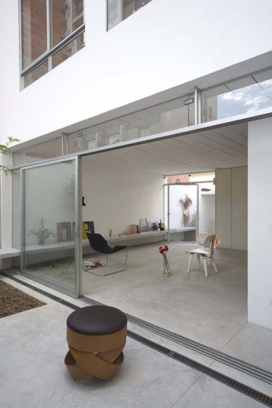 White Cube House On A Long And Narrow Lot - DigsDi