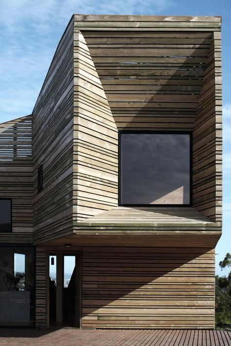 Wooden Fortress-Like Metamorphosis House In Chile | 家のデザイン .